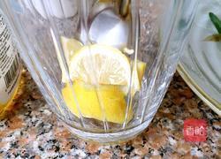 蜂蜜柠檬芦荟汁的做法图解2