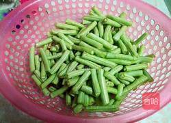 辣椒瘦肉炒豆角的做法图解1