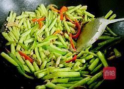 辣椒瘦肉炒豆角的做法图解6