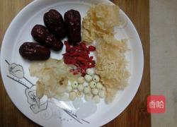 红枣银耳莲子羹的做法图解1