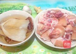 鱿鱼煲猪蹄的做法图解1