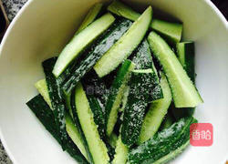 自制剁椒酱黄瓜的做法图解1