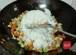 五彩缤纷蛋炒饭的做法图解7