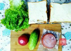 营养早餐之三明治的做法图解1