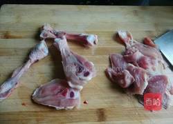 香菇闷鸡肉的做法图解1