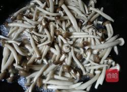 蟹味菇滑肉的做法图解5