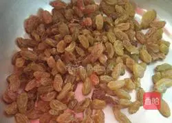 Illustration of how to make brown sugar raisin cake 2