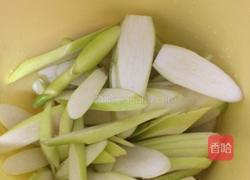 茭白炒肉的做法图解1