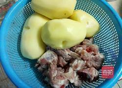 土豆焖排骨的做法图解1