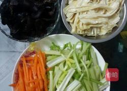 香芹木耳炒腐竹的做法图解2