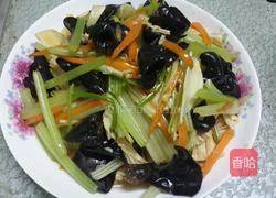 香芹木耳炒腐竹的做法图解4