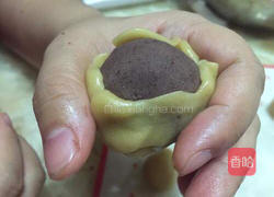 豆沙蛋黄广式月饼的做法图解9