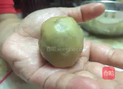 Illustrated recipe for Cantonese mooncakes with bean paste and egg yolk 10