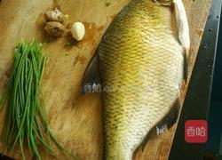葱油鳊鱼的做法图解1