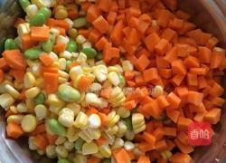 胡萝卜炒玉米的做法图解1