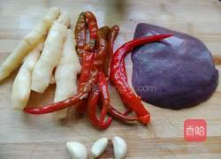 泡椒炒猪肝的做法图解1