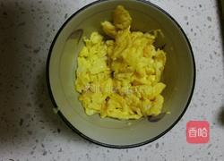 香菇鸡蛋炒青椒的做法图解1