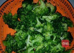 西兰花炒肉的做法图解1