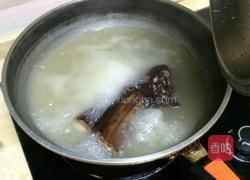 腊肉焖竹笋干的做法图解2