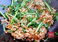 韭菜豆腐皮的做法图解3