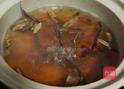 杜仲绣花针煲排骨汤的做法图解3