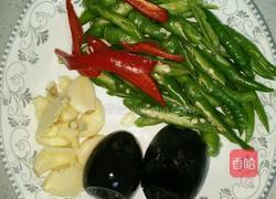 凉拌杭椒皮蛋的做法图解1