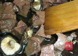 麻香鸭血炒香菇的做法图解3