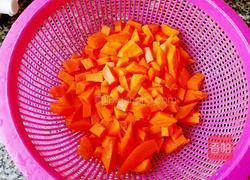 榨胡萝卜蜂蜜汁的做法图解1