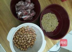 花生黄豆排骨汤的做法图解1