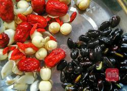 黑豆枣莲炖猪心的做法图解1