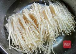 金针菇炒鸡蛋的做法图解1