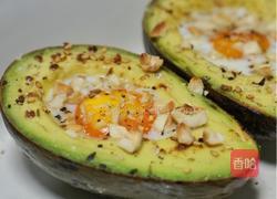 鸡蛋焗烤牛油果的做法图解3