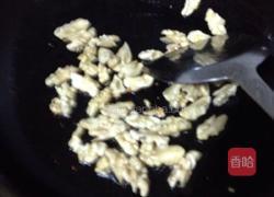 新鲜核桃仁炒韭菜的做法图解4