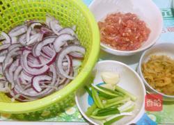 肉炒洋葱榨菜丝的做法图解1