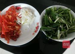 韭菜爆炒鱿鱼须的做法图解2