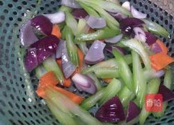 鱿鱼炒香芹的做法图解7