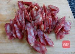 包菜炒辣肠的做法图解2