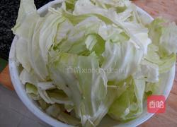 包菜炒辣肠的做法图解3