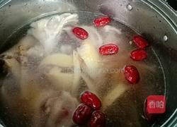 板栗煲鸡汤的做法图解3