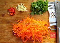 凉拌胡萝卜丝的做法图解2
