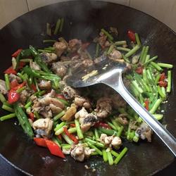 蒜苗炒鸡翅的做法[图]