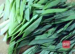 青椒蒜叶炒红肠的做法图解3