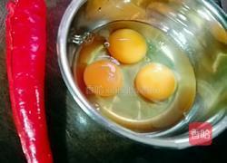 红椒鸡蛋炒玉米的做法图解2