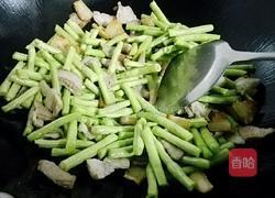 豆角炒猪肉的做法图解5