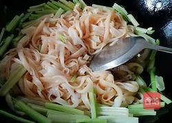 芹菜炒河粉的做法图解5
