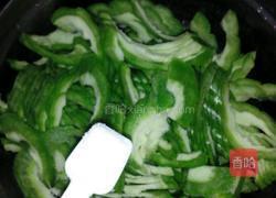 苦瓜牛肉的做法图解1