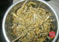 辣椒炒小鱼干的做法图解1
