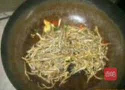 辣椒炒小鱼干的做法图解3