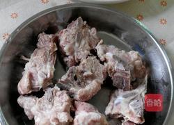  葛根红萝卜猪骨汤的做法图解2