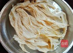 芹菜木耳炒腐竹的做法图解1